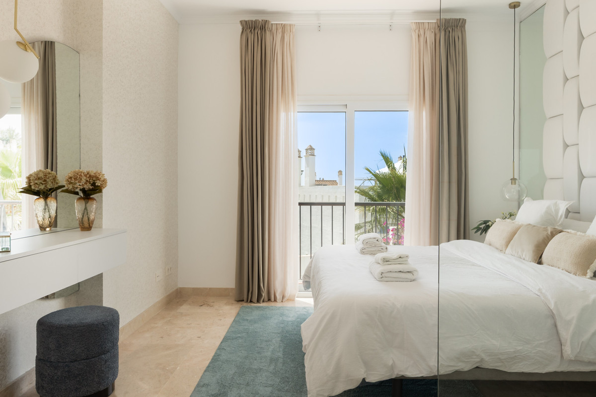 2 Bed Apartment for sale in Benahavís Costa Del Sol, Málaga, Spain
