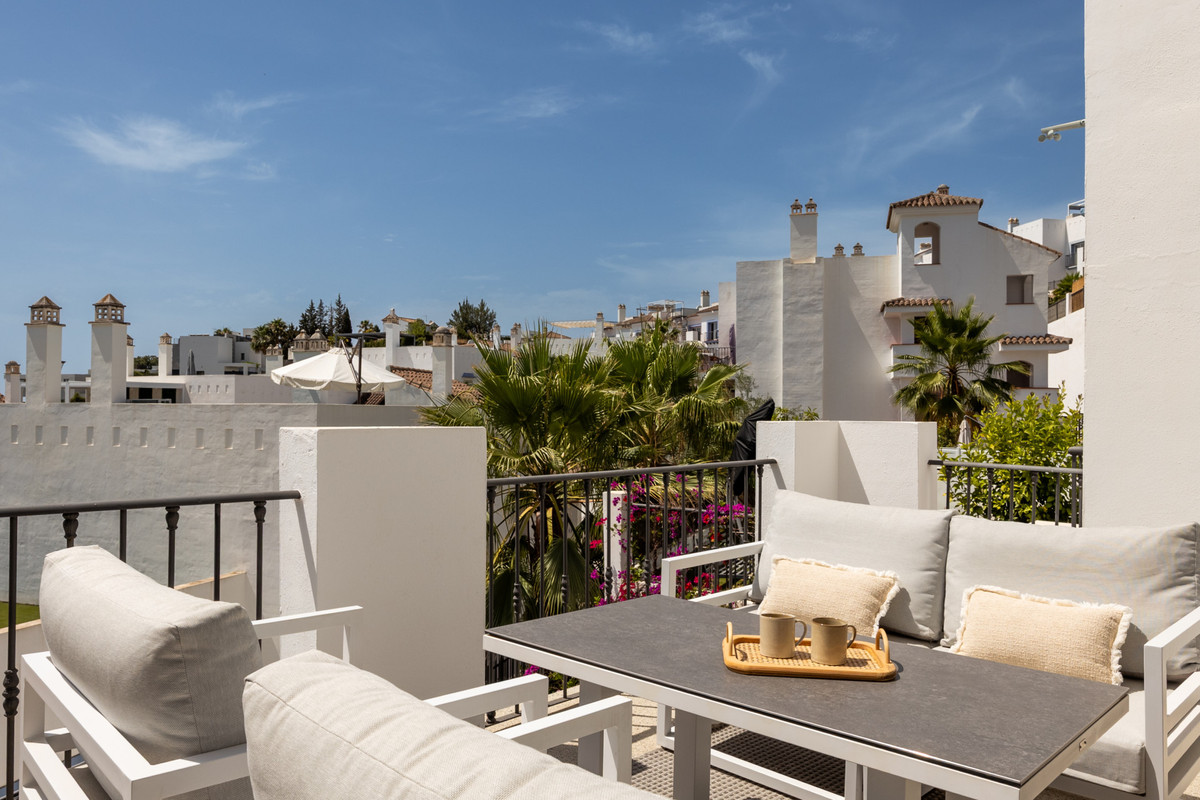 2 Bed Apartment for sale in Benahavís Costa Del Sol, Málaga, Spain