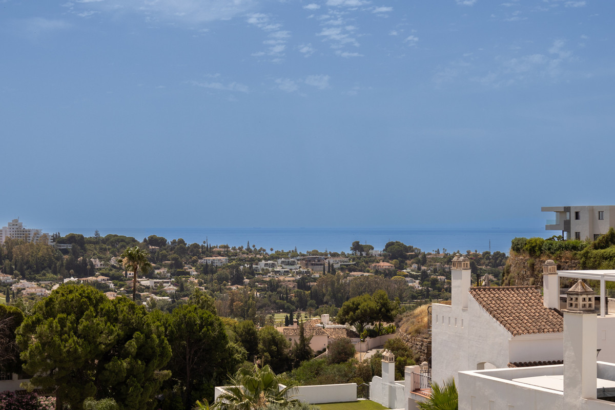 2 Bed Apartment for sale in Benahavís Costa Del Sol, Málaga, Spain