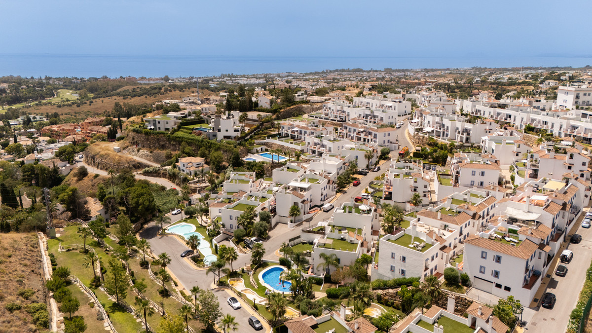 2 Bed Apartment for sale in Benahavís Costa Del Sol, Málaga, Spain