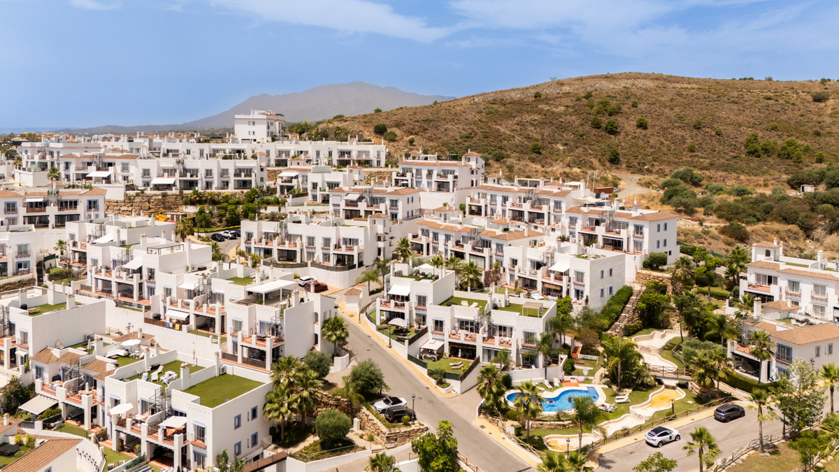 2 Bed Apartment for sale in Benahavís Costa Del Sol, Málaga, Spain