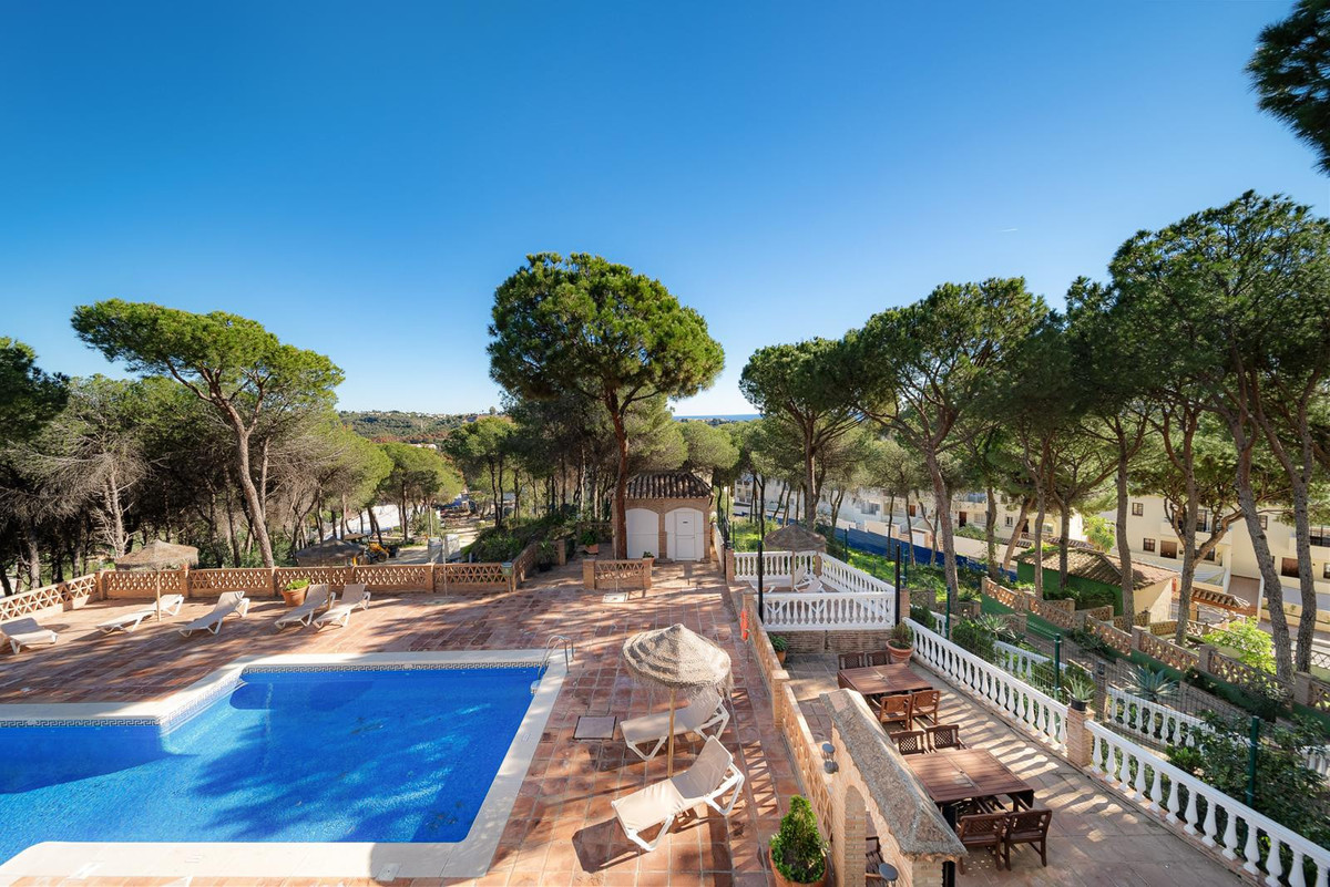 2 Bed Apartment for sale in Nueva Andalucía Costa Del Sol, Málaga, Spain