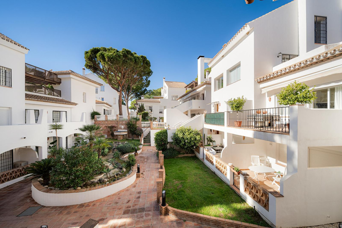 2 Bed Apartment for sale in Nueva Andalucía Costa Del Sol, Málaga, Spain