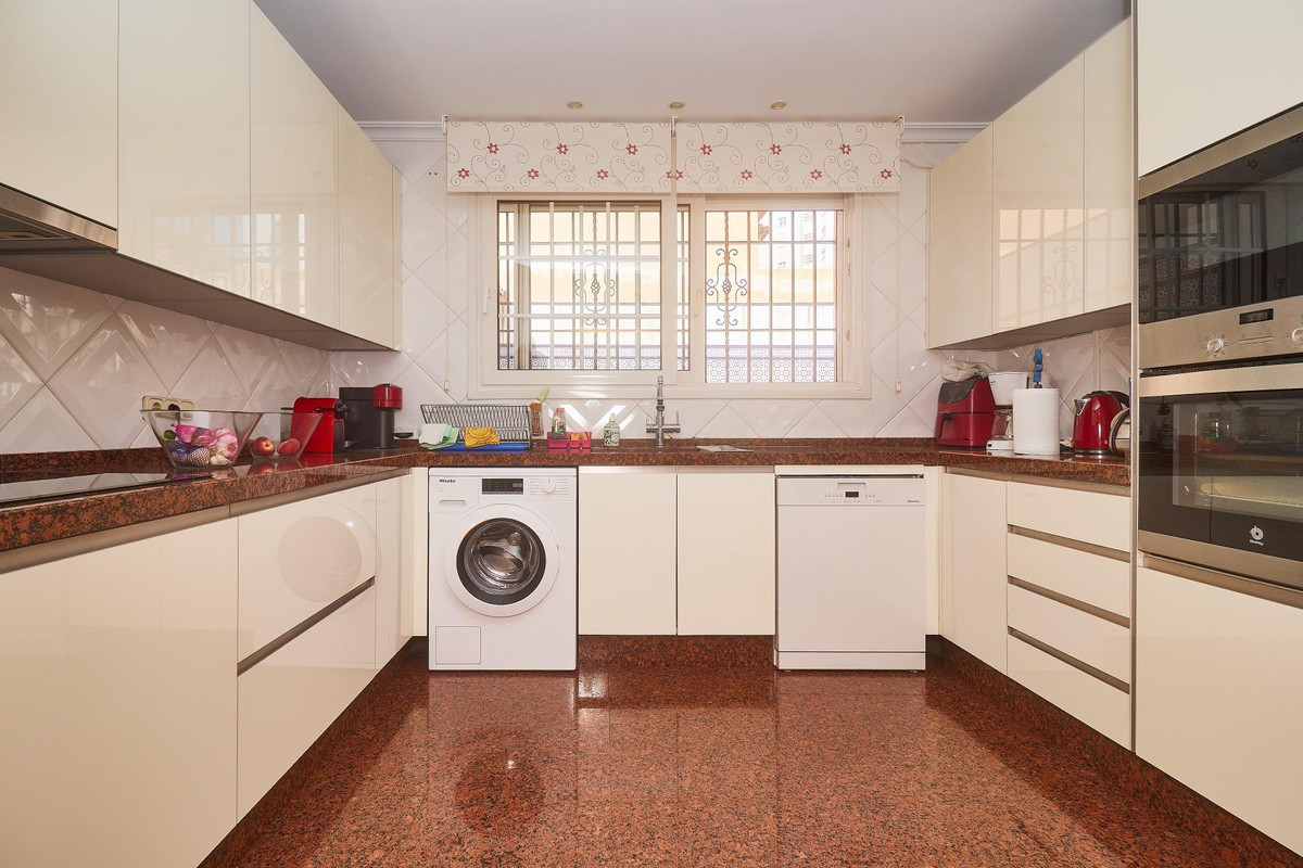 Se vende Villa - Chalet de 5 dormitorios en Costa Del Sol, Málaga, España