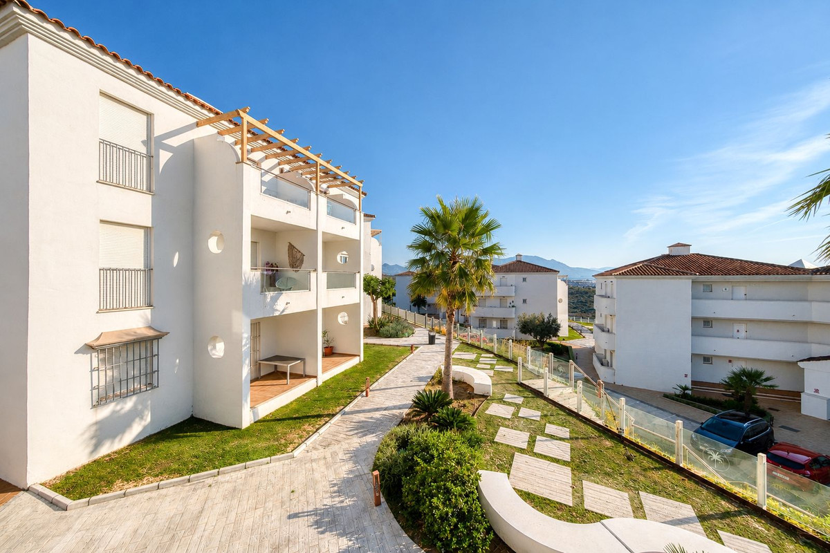 3 Bed Apartment for sale in La Duquesa Costa Del Sol, Málaga, Spain