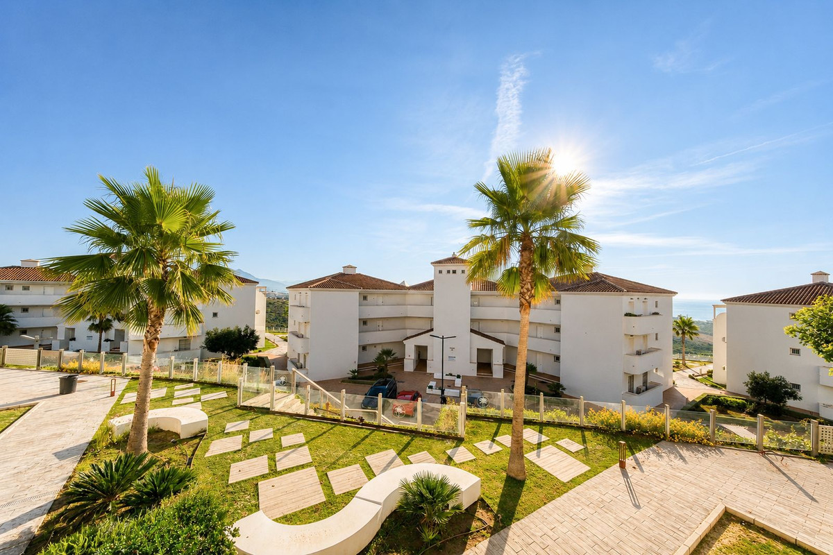 3 Bed Apartment for sale in La Duquesa Costa Del Sol, Málaga, Spain