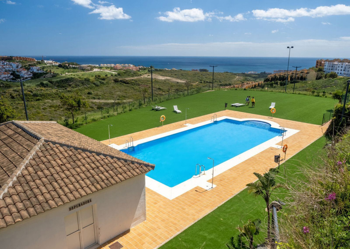 3 Bed Apartment for sale in La Duquesa Costa Del Sol, Málaga, Spain
