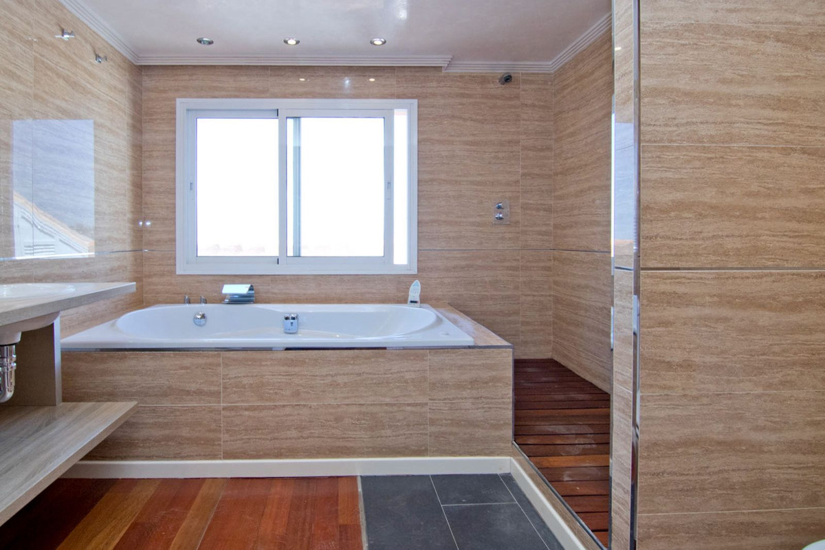 2 Bed Apartment for sale in Fuengirola Costa Del Sol, Málaga, Spain