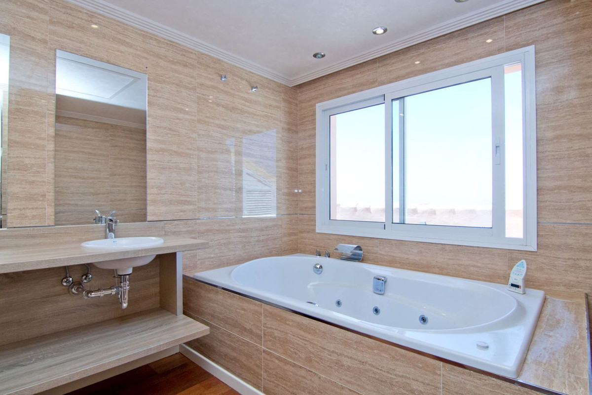 2 Bed Apartment for sale in Fuengirola Costa Del Sol, Málaga, Spain