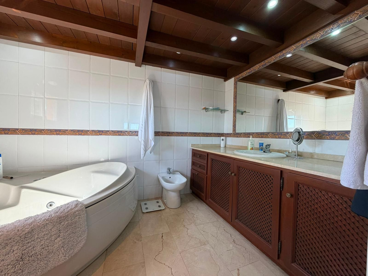 2 Bed Apartment for sale in Estepona Costa Del Sol, Málaga, Spain