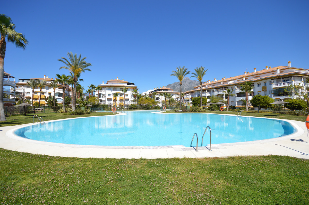Se vende Apartamento Planta Media de 2 dormitorios en Costa Del Sol, Málaga, España
