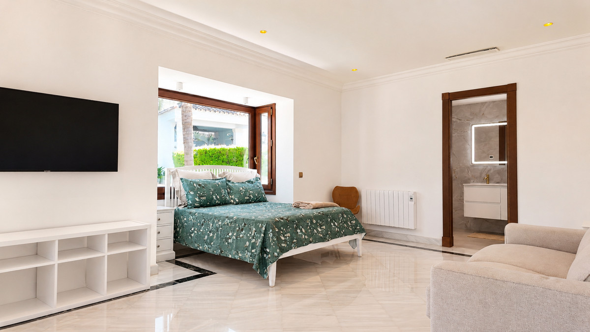 3 Bed Townhouse for sale in The Golden Mile Costa Del Sol, Málaga, Spain