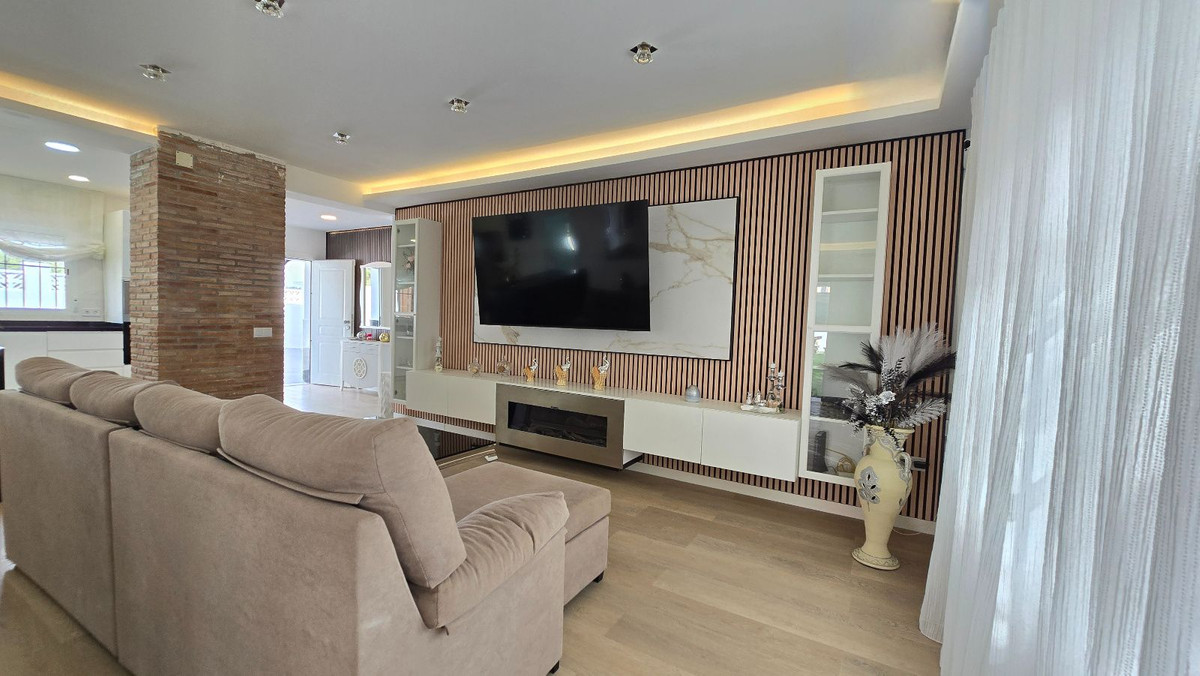 5 Bed Townhouse for sale in Torremolinos Costa Del Sol, Málaga, Spain