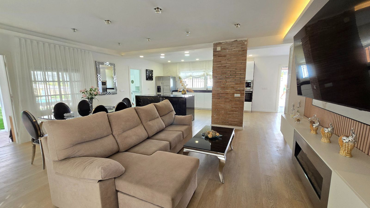 5 Bed Townhouse for sale in Torremolinos Costa Del Sol, Málaga, Spain