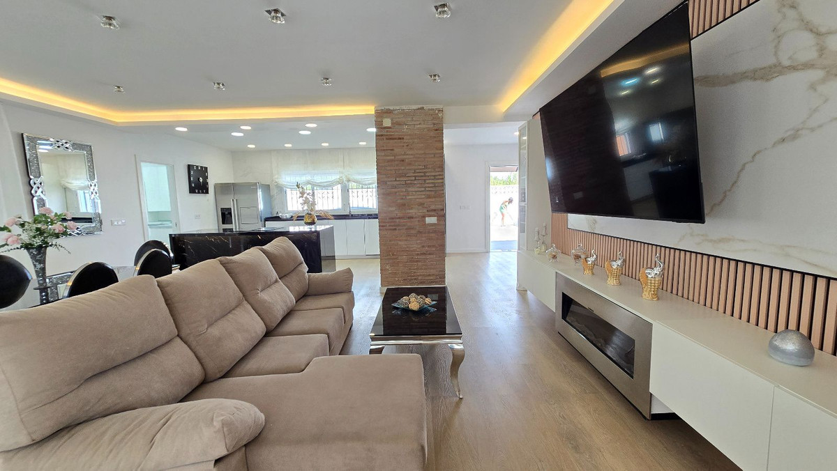 5 Bed Townhouse for sale in Torremolinos Costa Del Sol, Málaga, Spain