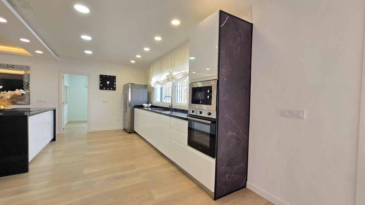 5 Bed Townhouse for sale in Torremolinos Costa Del Sol, Málaga, Spain