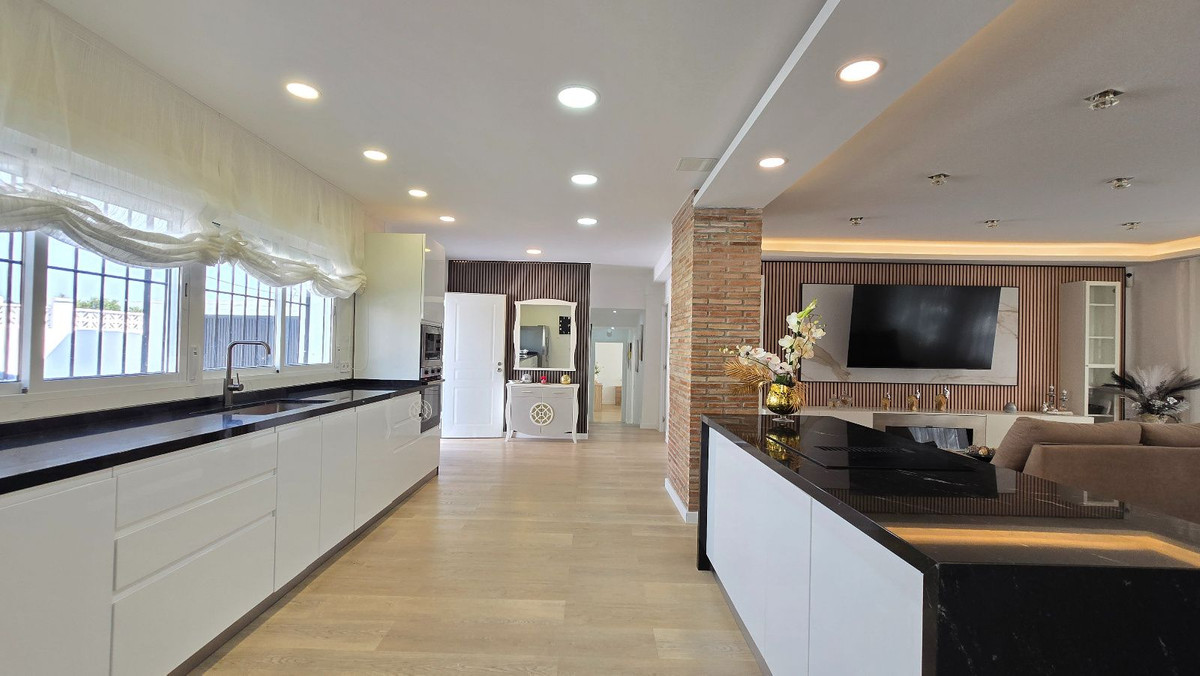 5 Bed Townhouse for sale in Torremolinos Costa Del Sol, Málaga, Spain