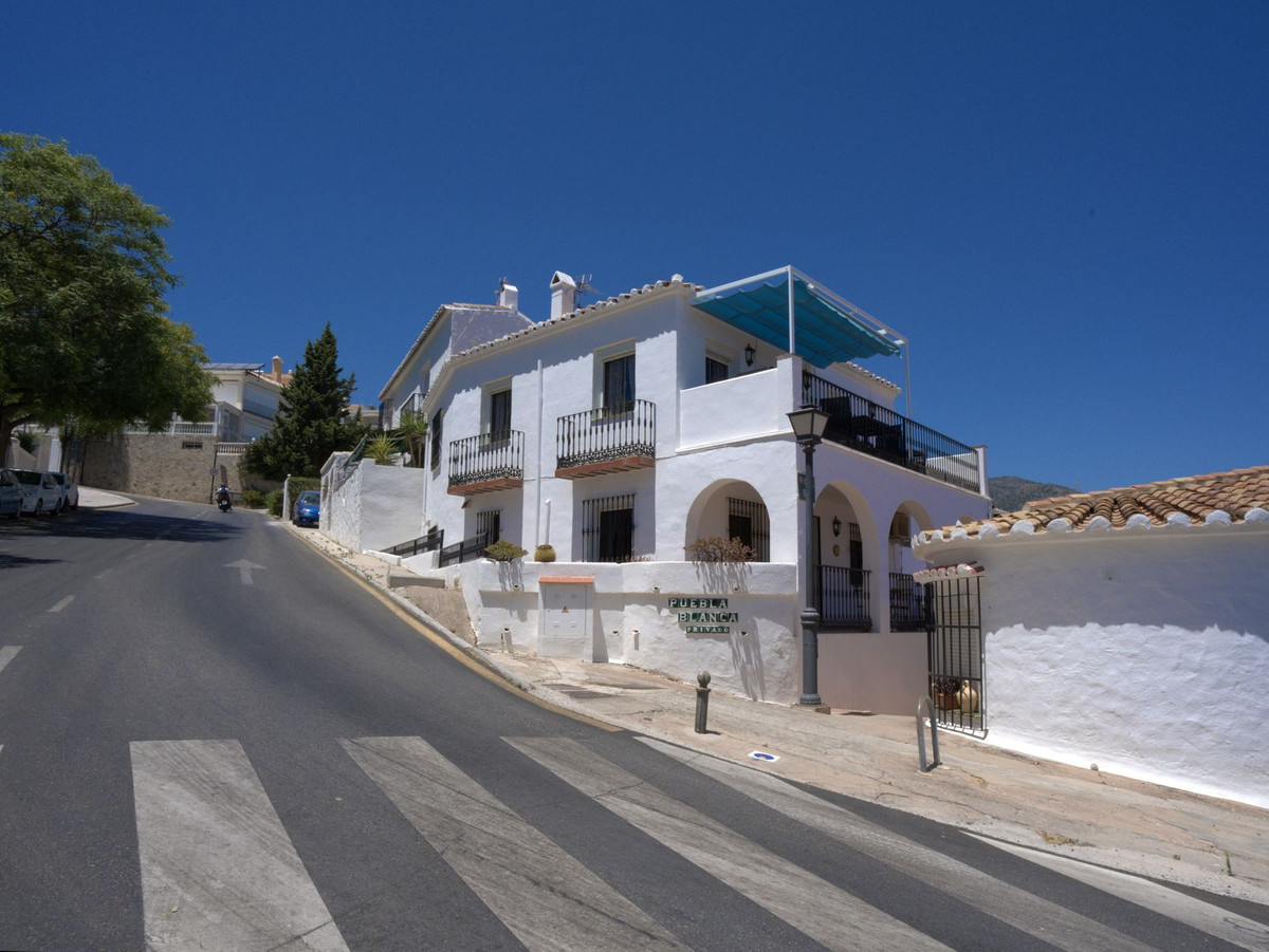 5 Bed Townhouse for sale in Torreblanca Costa Del Sol, Málaga, Spain