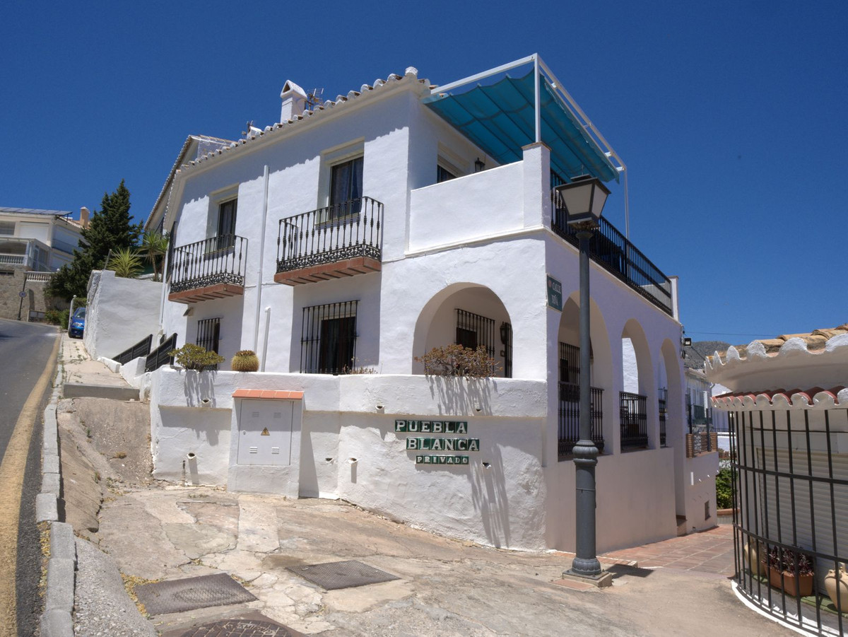 5 Bed Townhouse for sale in Torreblanca Costa Del Sol, Málaga, Spain