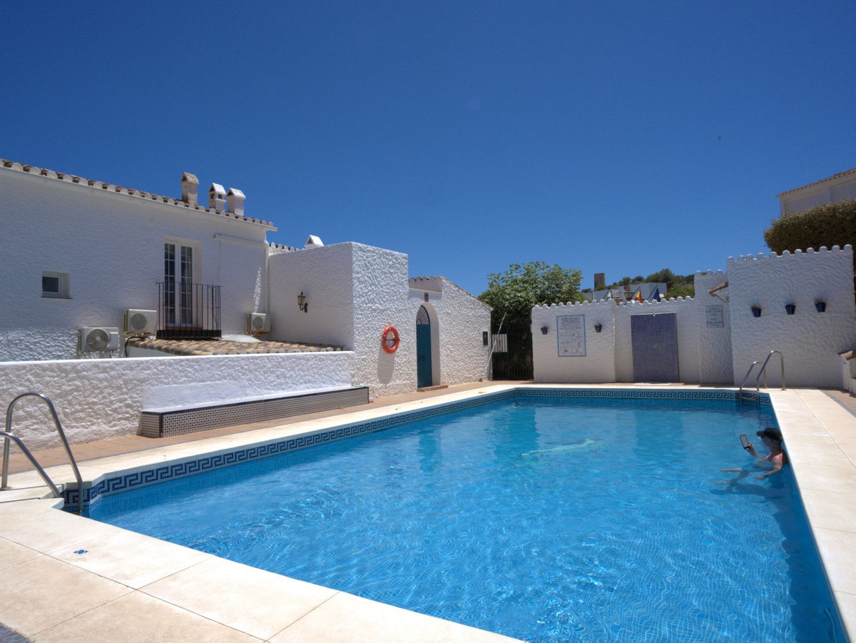 5 Bed Townhouse for sale in Torreblanca Costa Del Sol, Málaga, Spain