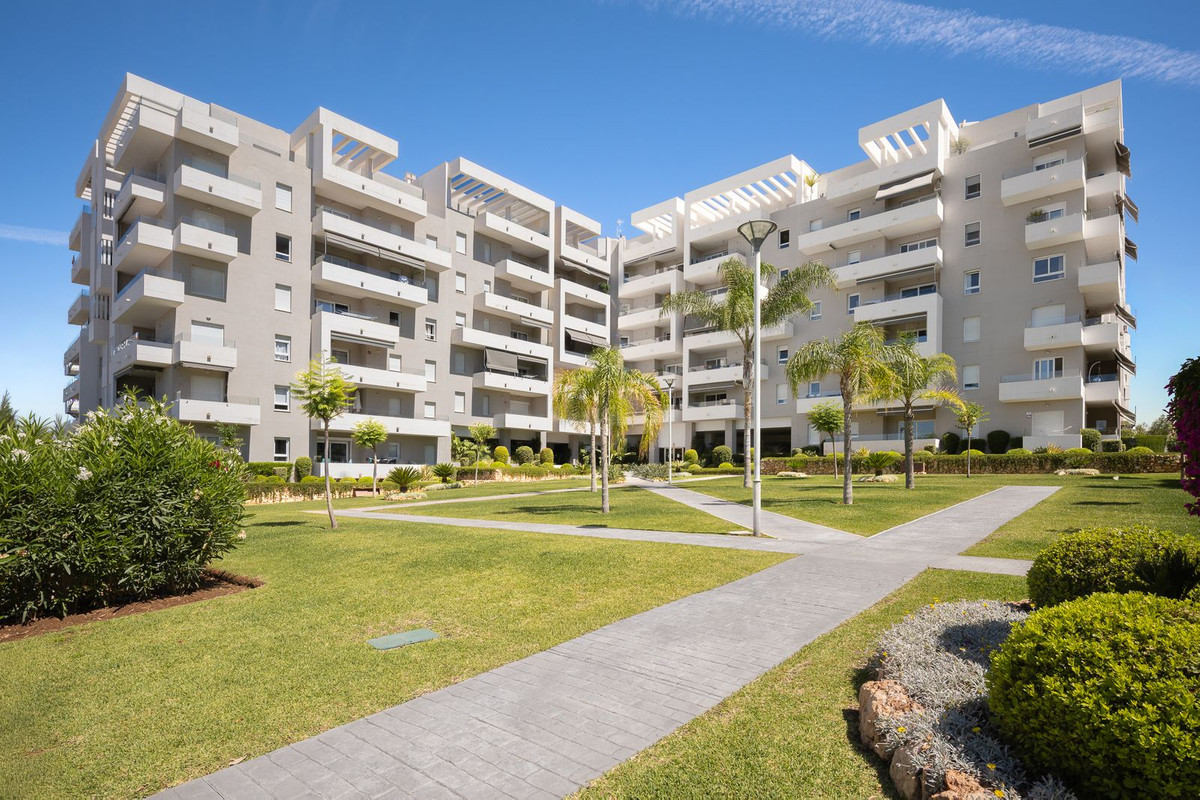 4 Bed Apartment for sale in Nueva Andalucía Costa Del Sol, Málaga, Spain