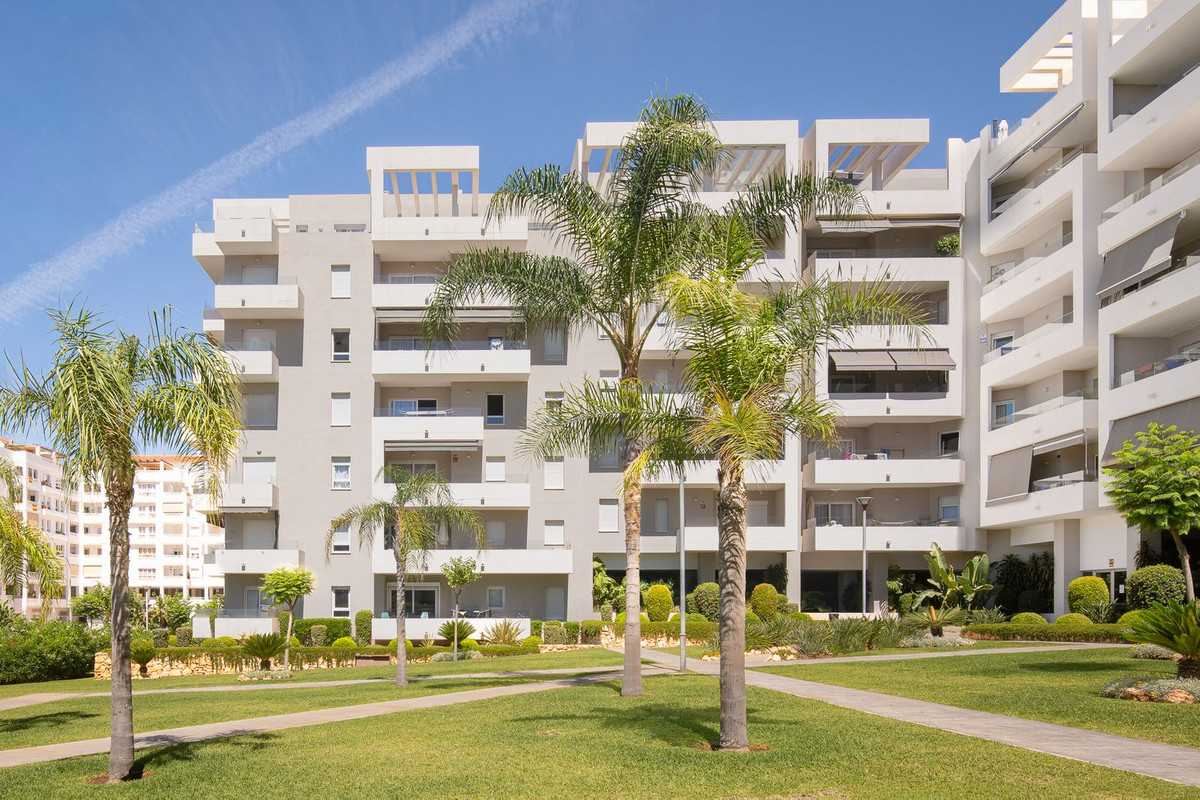 4 Bed Apartment for sale in Nueva Andalucía Costa Del Sol, Málaga, Spain