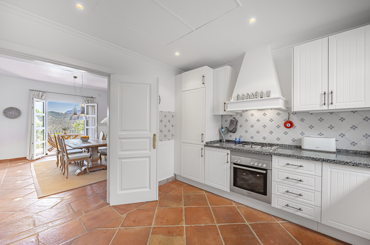 4 Bed Townhouse for sale in Benahavís Costa Del Sol, Málaga, Spain