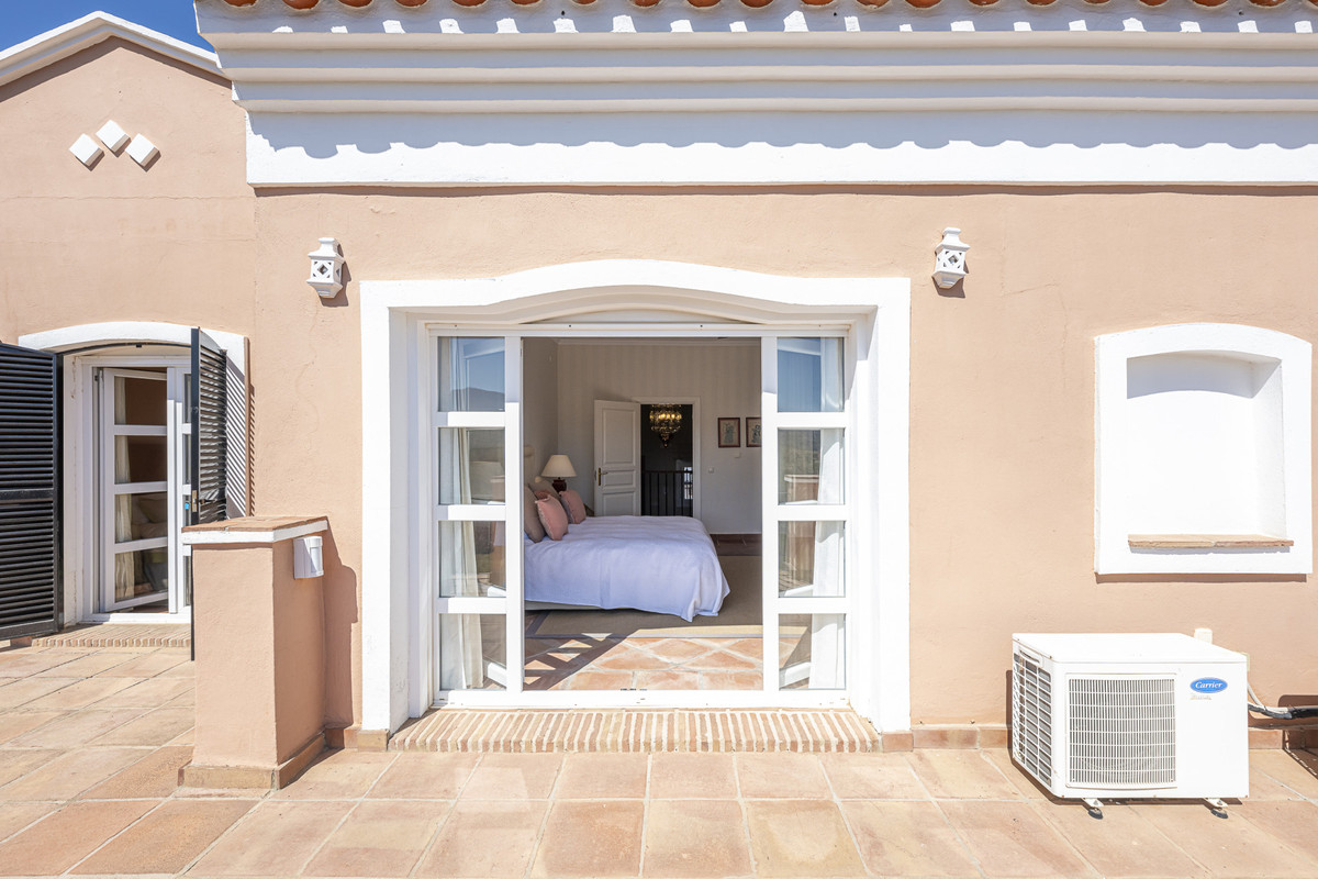 4 Bed Townhouse for sale in Benahavís Costa Del Sol, Málaga, Spain