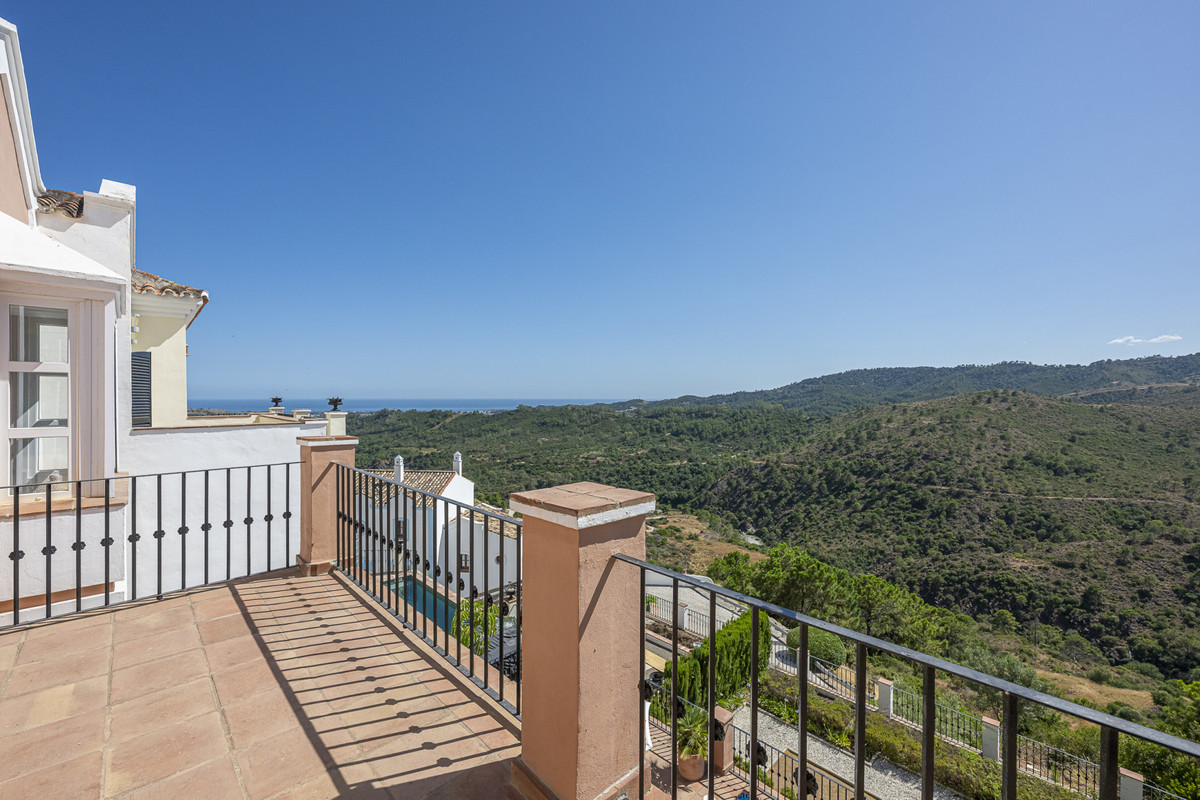 4 Bed Townhouse for sale in Benahavís Costa Del Sol, Málaga, Spain