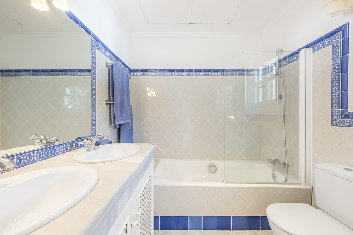 4 Bed Townhouse for sale in Benahavís Costa Del Sol, Málaga, Spain
