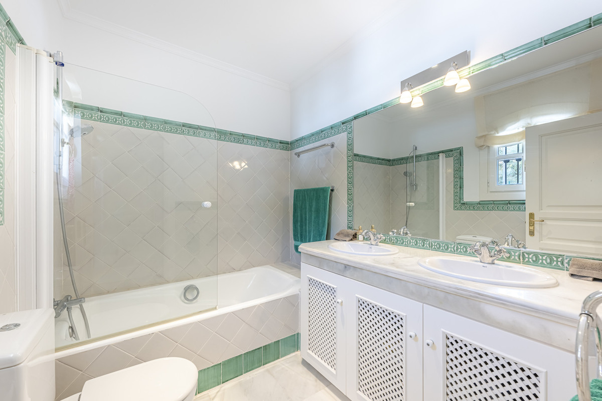 4 Bed Townhouse for sale in Benahavís Costa Del Sol, Málaga, Spain