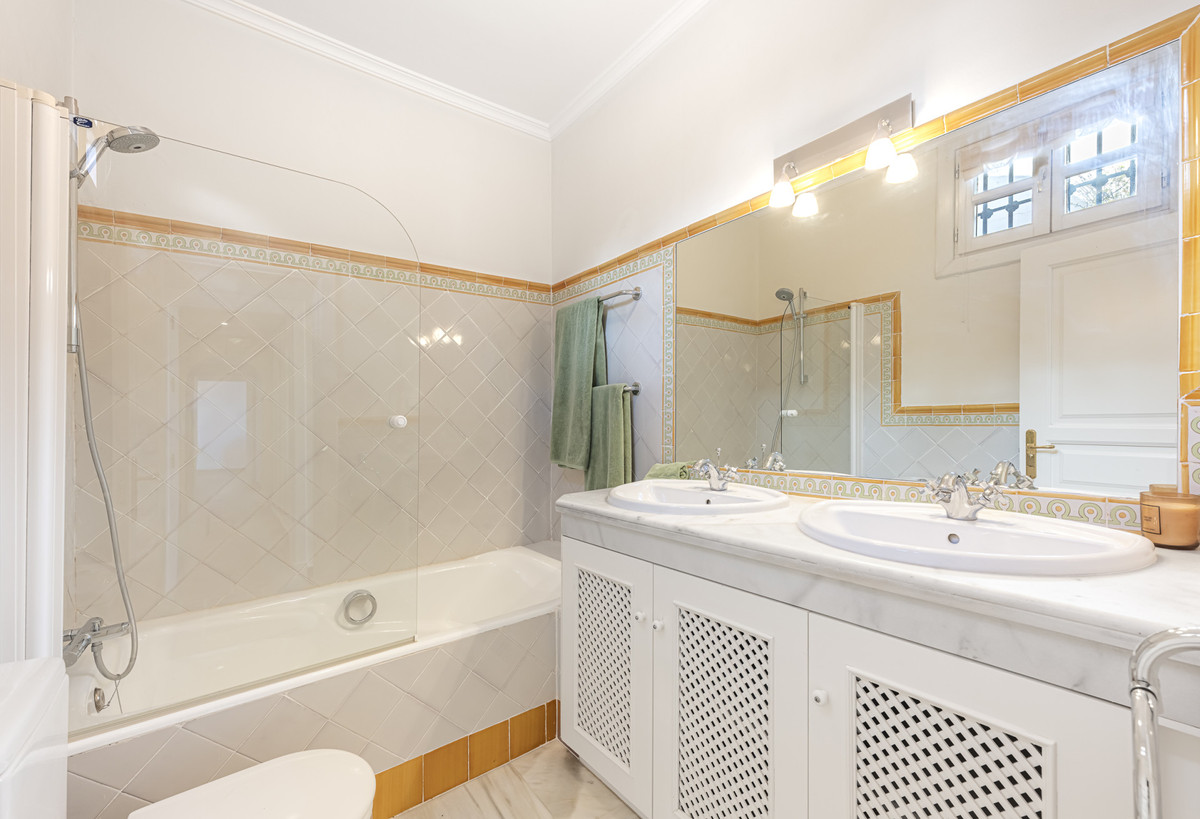 4 Bed Townhouse for sale in Benahavís Costa Del Sol, Málaga, Spain
