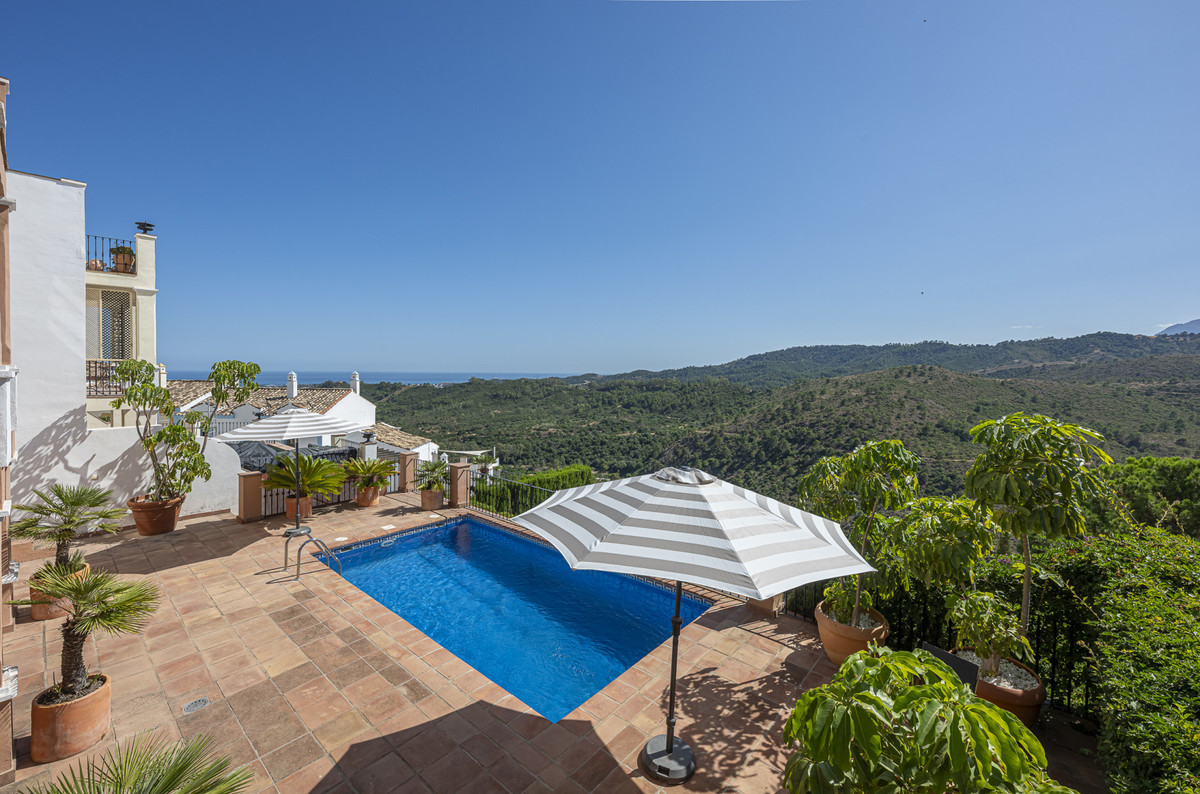 4 Bed Townhouse for sale in Benahavís Costa Del Sol, Málaga, Spain