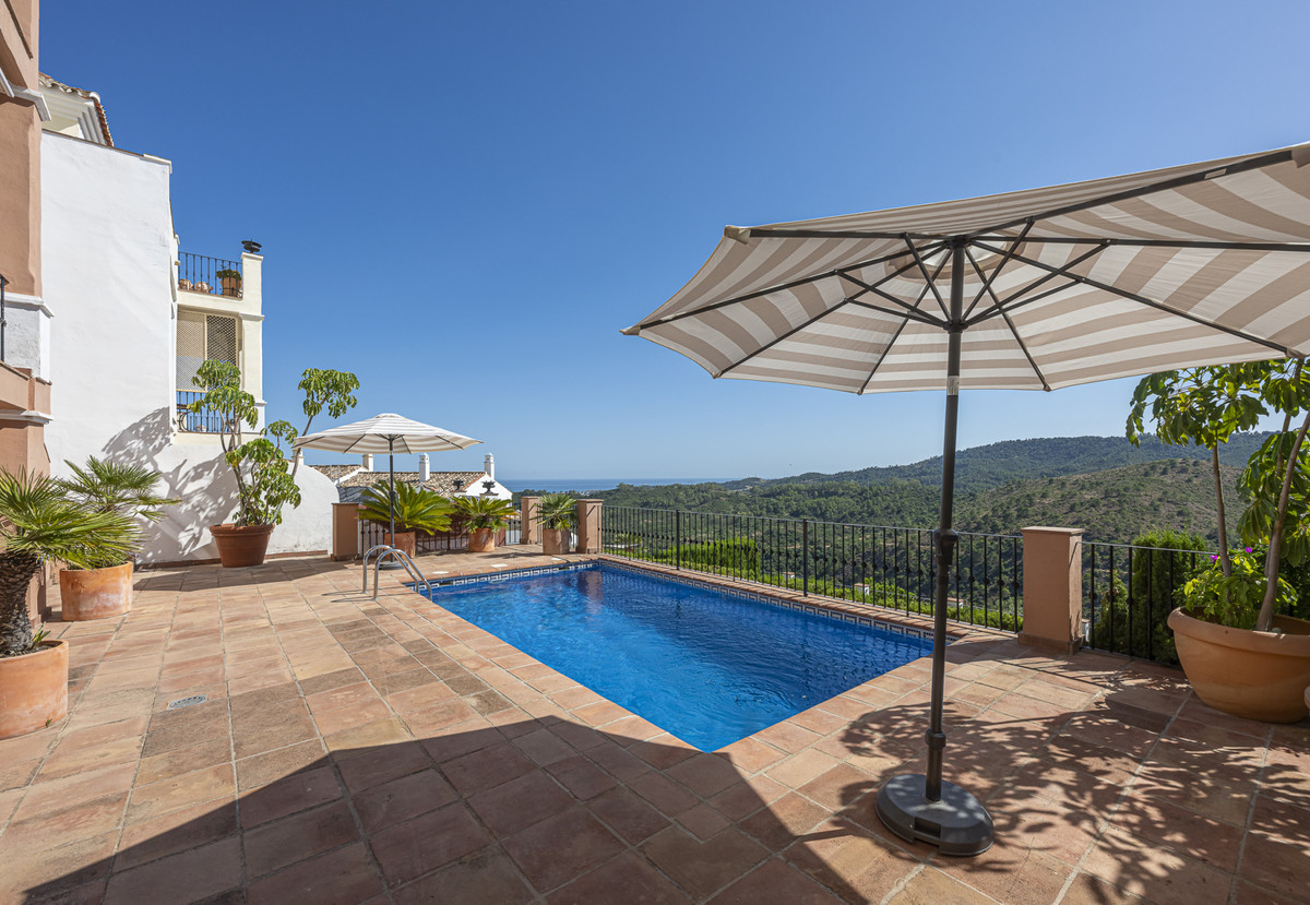 4 Bed Townhouse for sale in Benahavís Costa Del Sol, Málaga, Spain