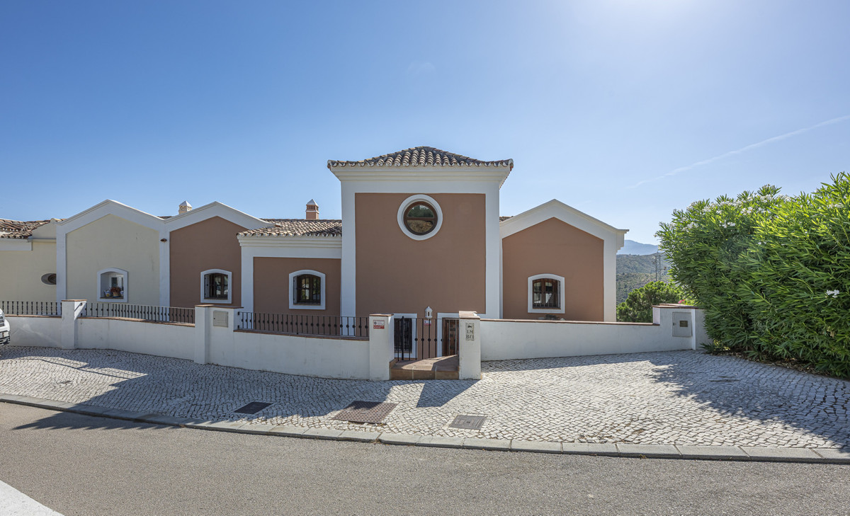 4 Bed Townhouse for sale in Benahavís Costa Del Sol, Málaga, Spain