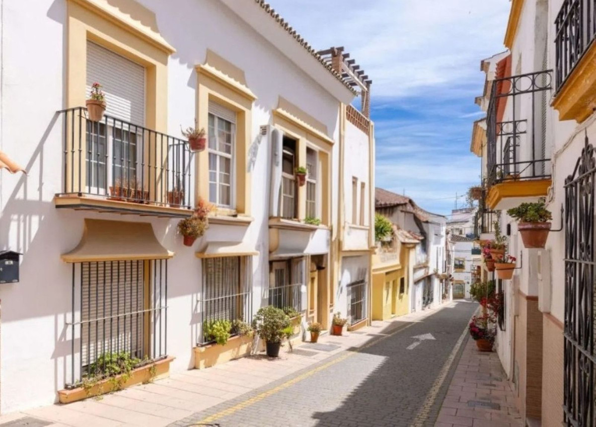 3 Bed Apartment for sale in Estepona Costa Del Sol, Málaga, Spain