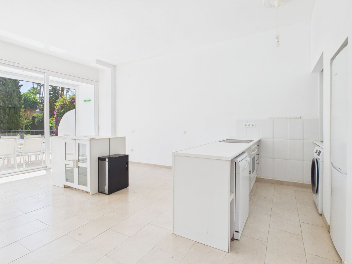 1 Bed Apartment for sale in Estepona Costa Del Sol, Málaga, Spain