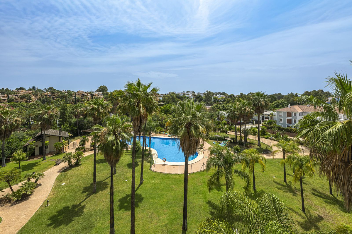 36 Bed Commercial unit for sale in El Paraiso Costa Del Sol, Málaga, Spain