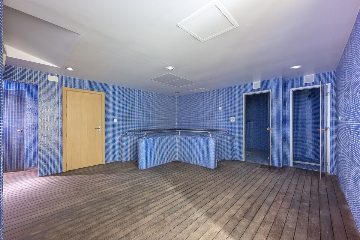 36 Bed Commercial unit for sale in El Paraiso Costa Del Sol, Málaga, Spain