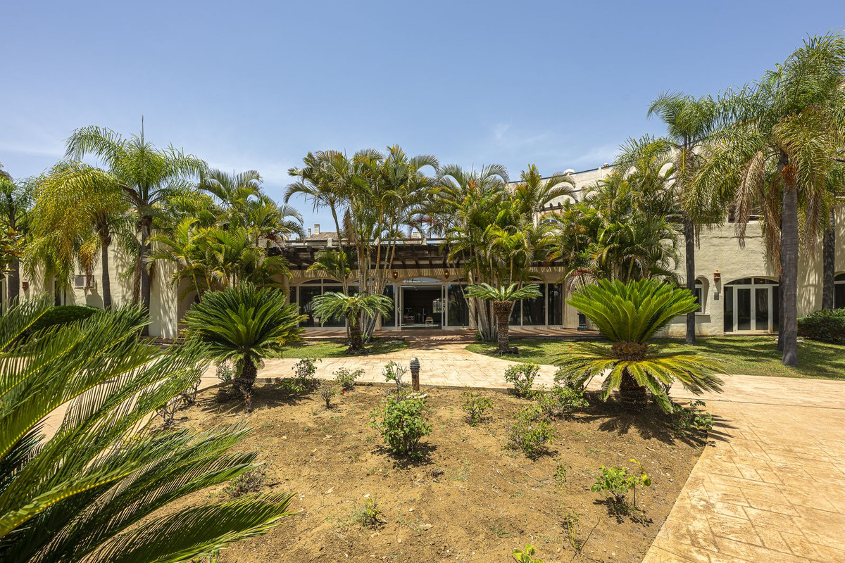 36 Bed Commercial unit for sale in El Paraiso Costa Del Sol, Málaga, Spain