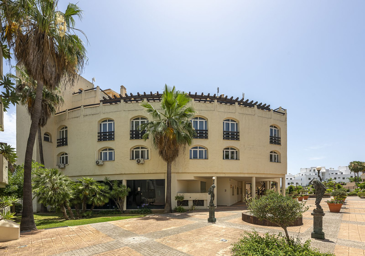 36 Bed Commercial unit for sale in El Paraiso Costa Del Sol, Málaga, Spain