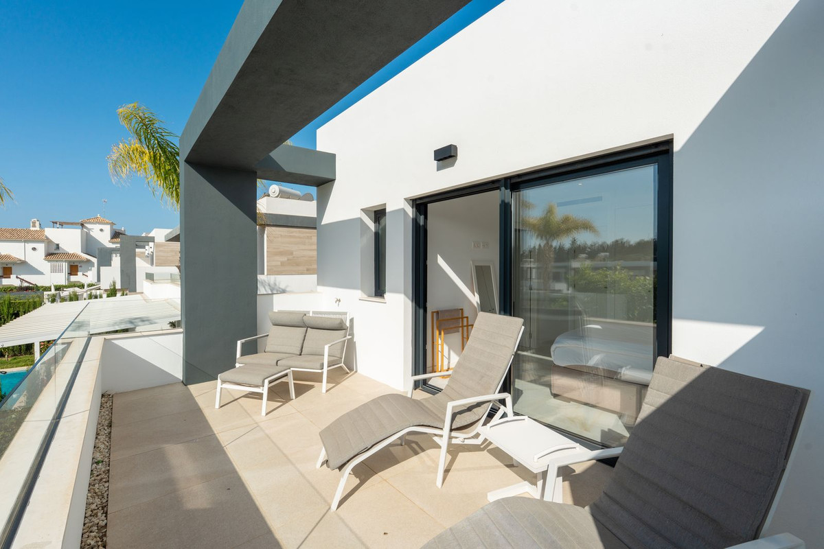 4 Bed Townhouse for sale in Selwo Costa Del Sol, Málaga, Spain