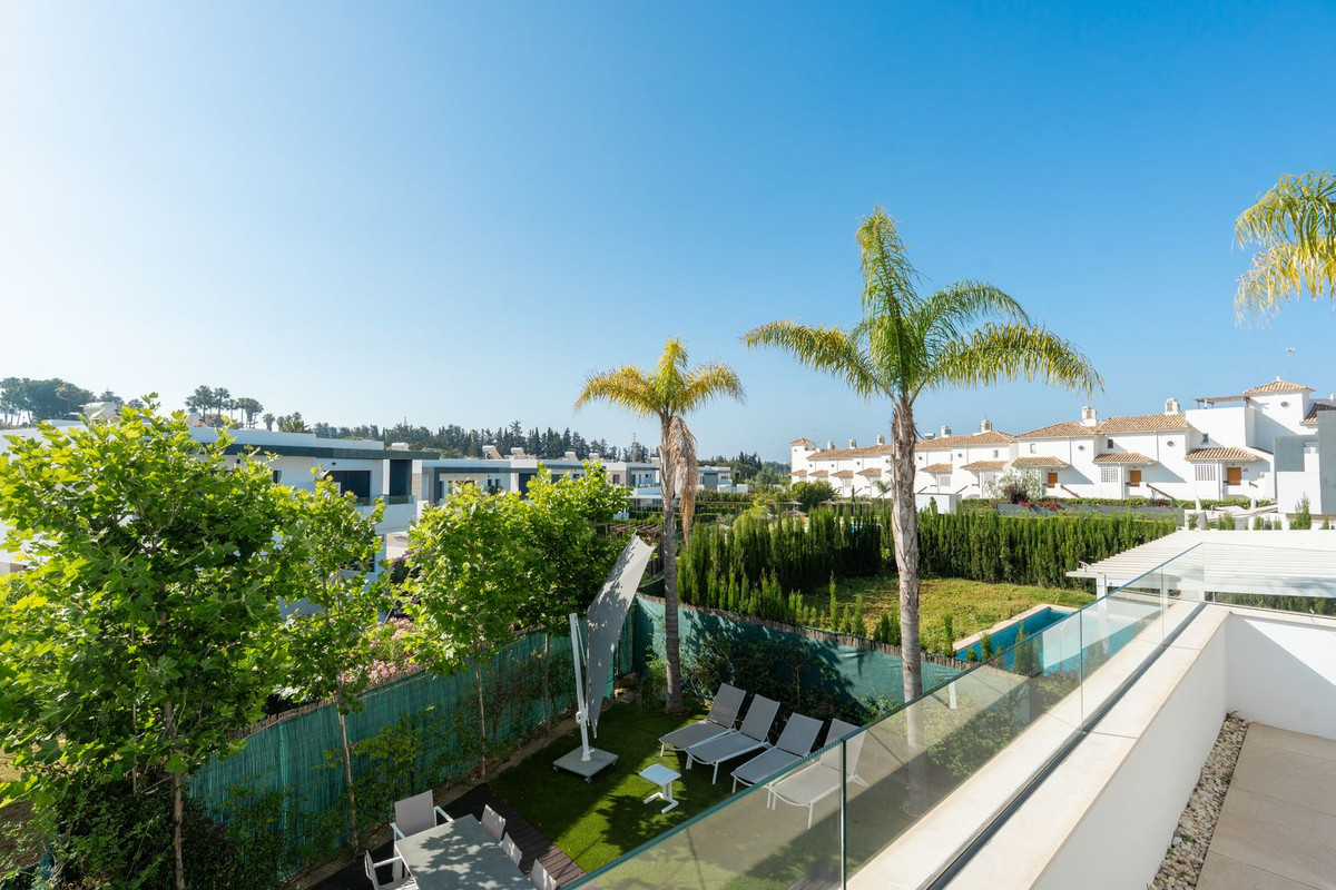 4 Bed Townhouse for sale in Selwo Costa Del Sol, Málaga, Spain