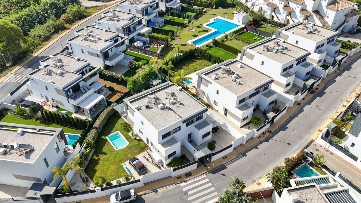 4 Bed Townhouse for sale in Selwo Costa Del Sol, Málaga, Spain