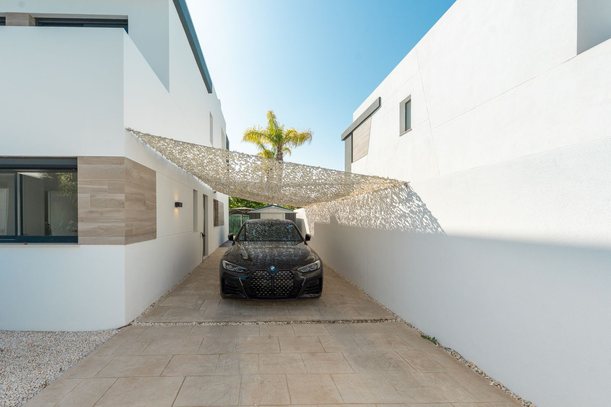 4 Bed Townhouse for sale in Selwo Costa Del Sol, Málaga, Spain