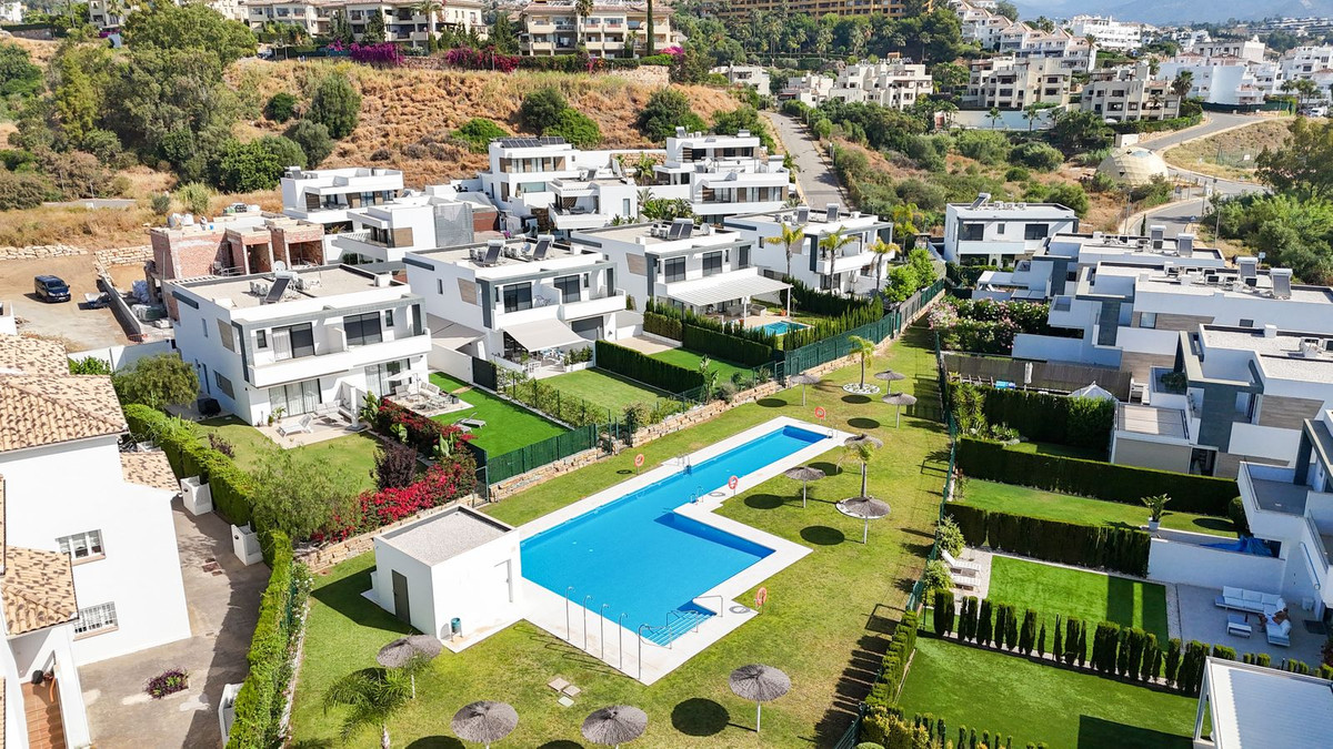 4 Bed Townhouse for sale in Selwo Costa Del Sol, Málaga, Spain