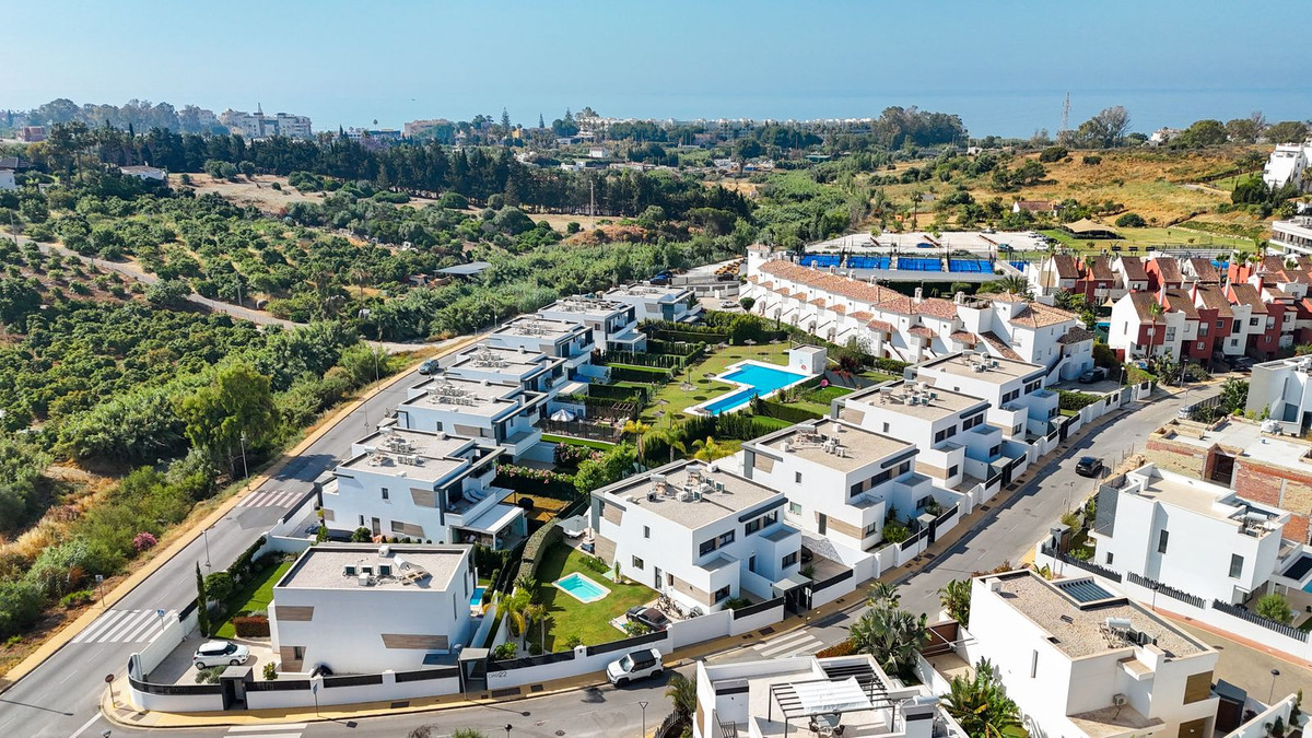 4 Bed Townhouse for sale in Selwo Costa Del Sol, Málaga, Spain