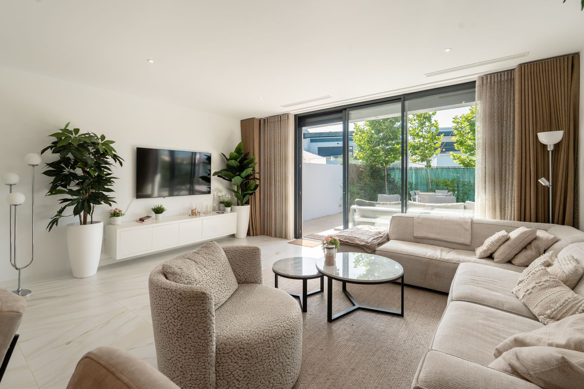 4 Bed Townhouse for sale in Selwo Costa Del Sol, Málaga, Spain