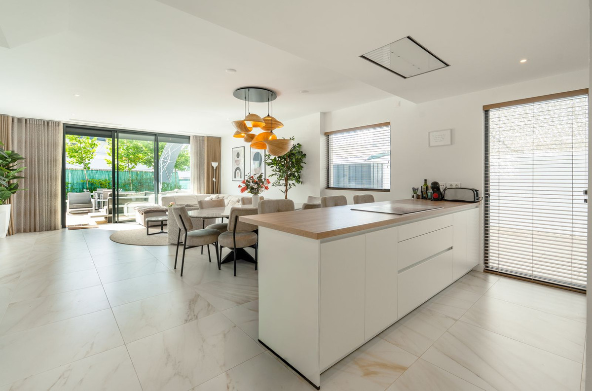 4 Bed Townhouse for sale in Selwo Costa Del Sol, Málaga, Spain