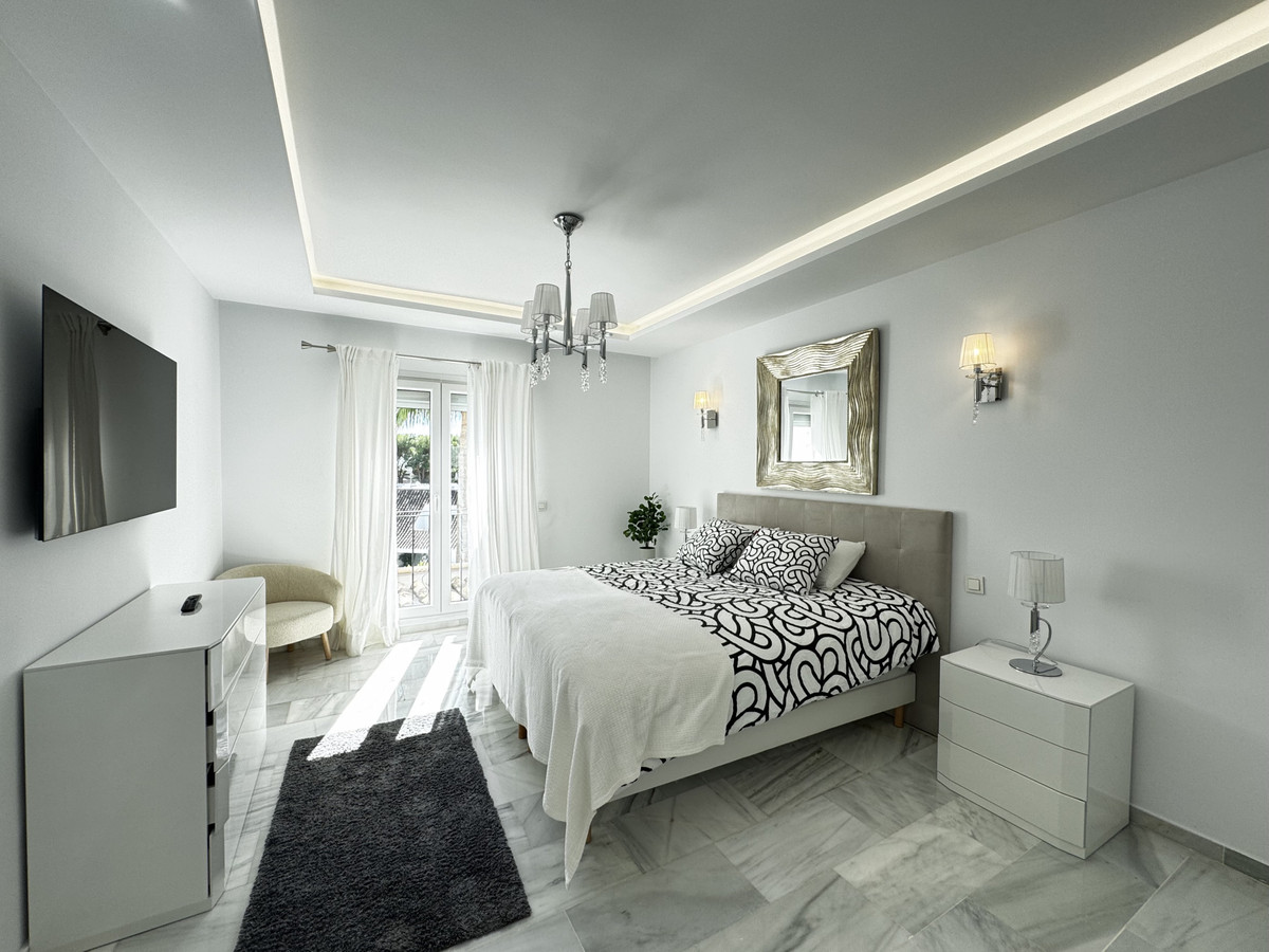 4 Bed Apartment for sale in Puerto Banús Costa Del Sol, Málaga, Spain